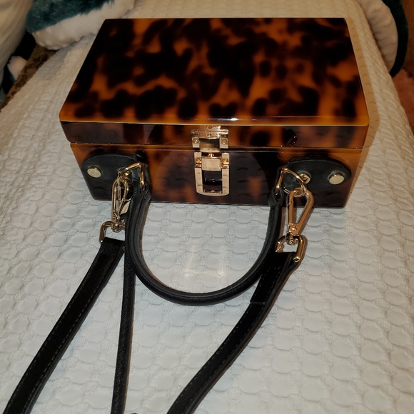 Lucite tortoise box purse, 7x5x3 inches - Picture 3 of 4